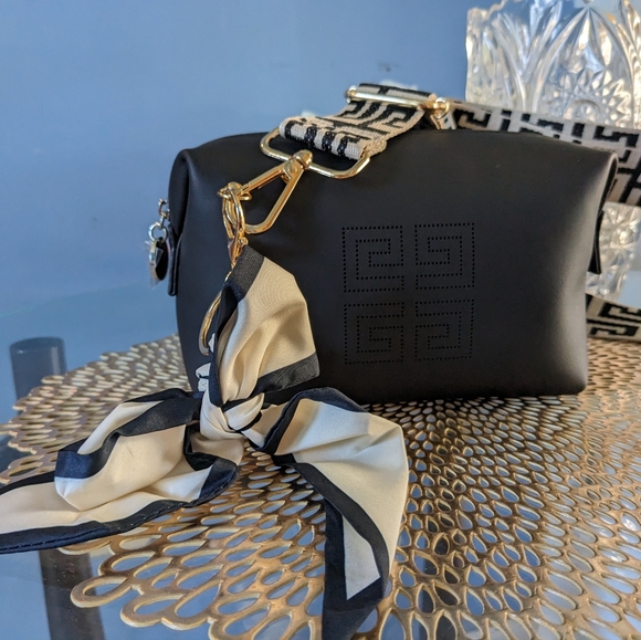 Givenchy - Picture 12 of 13